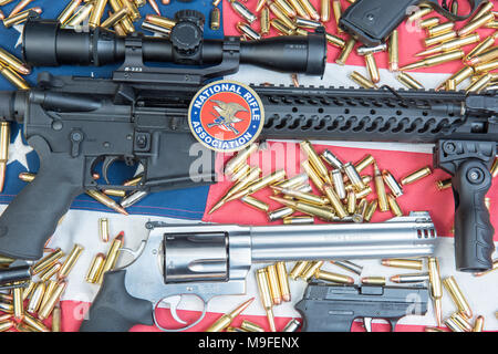 Winneconne, WI - 15 Marzo 2018: una ANR adesivo con diversi tipi di armi da fuoco su una bandiera americana. Foto Stock