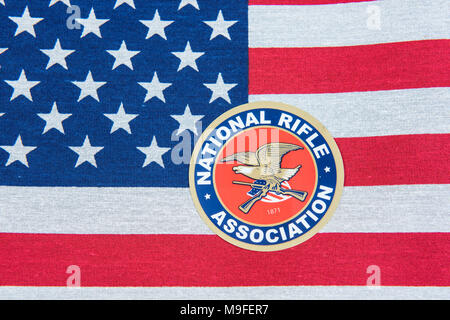 Winneconne, WI - 15 Marzo 2018: una ANR adesivo su una bandiera americana. Foto Stock