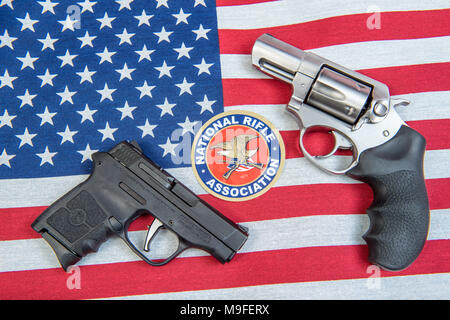 Winneconne, WI - 15 Marzo 2018: una ANR adesivo con un semi automatck e revolver pistole su una bandiera americana. Foto Stock
