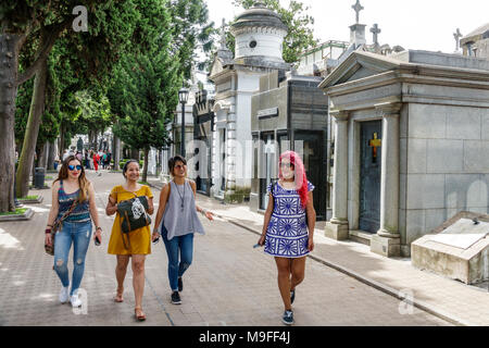 Buenos Aires Argentina,Cementerio de la Recoleta Cemetery,storico,tombe statue,mausolei,adulti adulti donna donne donna donna donna donna donna donna donna,giovane adulto,amici,p Foto Stock