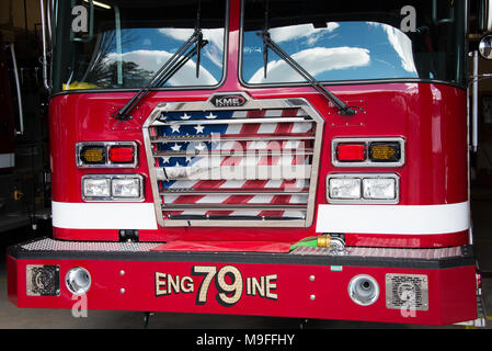 Vista frontale di un KME fire carrello parcheggiato all'interno del speculatore volontario dei Vigili del Fuoco fire house di speculatore, NY USA Foto Stock