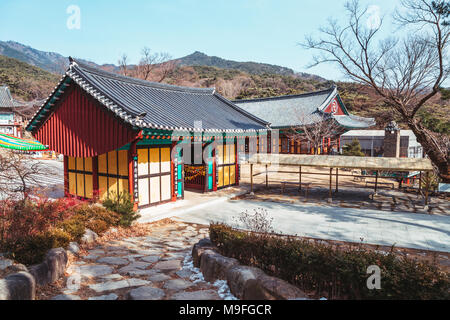 Il coreano architettura tradizionale nel tempio Donghwasa, Daegu, Corea Foto Stock