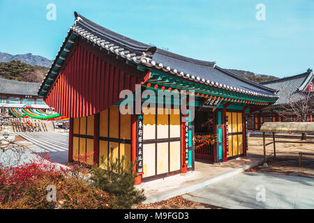 Il coreano architettura tradizionale nel tempio Donghwasa, Daegu, Corea Foto Stock