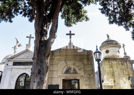 Buenos Aires Argentina, Cementerio de la Recoleta Cemetery, storico, statue di tombe, mausolei, marmo, ispanico, ARG171128220 Foto Stock