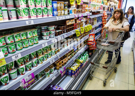 Buenos Aires Argentina, Microcentro, Carrefour Express negozio di alimentari supermercato alimentari convenienza, adulti adulti donna donna donna donna donna donna donna donna donna, cliente, frigorifero Foto Stock