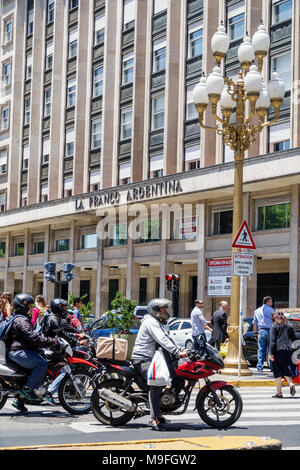 Buenos Aires Argentina, Plaza de Mayo, traffico fermato, moto, casco, edificio di uffici, attraversamento pedonale, ispanico, ARG171128276 Foto Stock