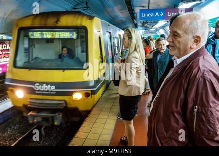 Buenos Aires Argentina, Subte linea metropolitana D, stazione Catedral, piattaforma, treno in arrivo, uomo uomini maschio, donna donne donne, penduter, attesa, ispanico, ARG17112 Foto Stock