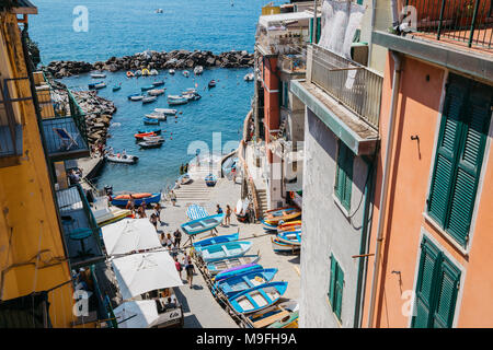 Cinque Terre, Italia - 16 Agosto 2016 : Riomaggiore spiaggia cittadina Foto Stock
