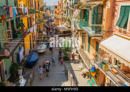 Cinque Terre, Italia - 16 Agosto 2016 : villaggio sul mare Manarola, gli edifici colorati e street Foto Stock