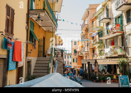 Cinque Terre, Italia - 16 Agosto 2016 : villaggio sul mare Manarola, gli edifici colorati e street Foto Stock