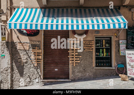 Cinque Terre, Italia - 16 Agosto 2016 : villaggio sul mare Manarola, ristorante chiuso Foto Stock
