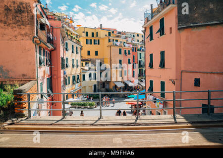 Cinque Terre, Italia - 16 Agosto 2016 : villaggio sul mare Vernazza, gli edifici colorati e street Foto Stock