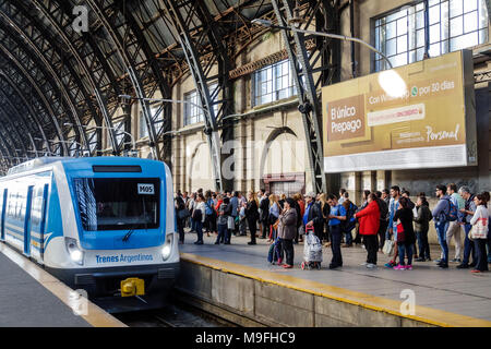 Buenos Aires Argentina, Estacion Retiro stazione ferroviaria, capolinea ferroviaria, piattaforma, piloti passeggeri pendolari, uomo uomini maschio, donna donne, in attesa, lin Foto Stock