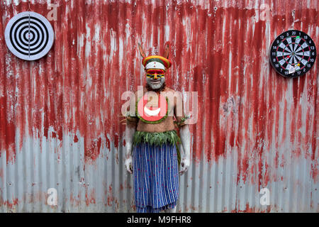 Un Guerriero tribale a Mount Hagen spettacolo culturale nelle Highlands Occidentali, Papua Nuova Guinea. Foto Stock