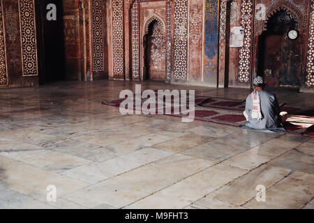 Fatehpur Sikri, India - 29 Novembre 2017 : orante in Jama Masjid moschea Foto Stock