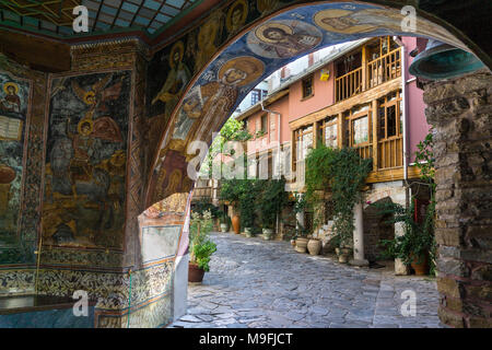 Il cortile interno al monastero di Docheiariou visto di ingresso al Katholikon, sulla penisola di Athos, Macedonia, Grecia settentrionale Foto Stock