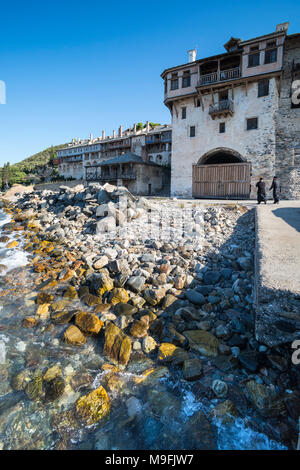 Xenophontos monastero sulla costa sud-occidentale della penisola di Athos, Macedonia, Grecia settentrionale Foto Stock