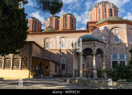 La nuova chiesa, katholikon, costruito nel 1820, al monastero Xenophontos sulla costa sud ovest della penisola di Athos, Macedonia, Grecia settentrionale Foto Stock