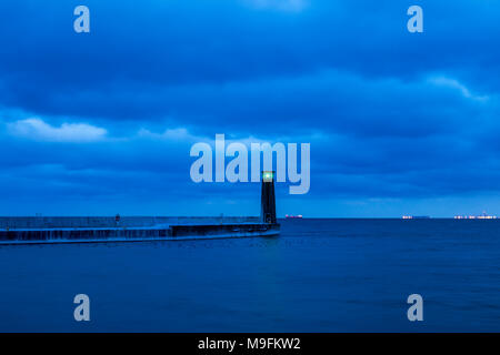 Faro a Gdynia di notte. Gdynia, Pomerania, Polonia. Foto Stock
