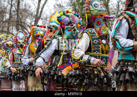 Persone in tradizionale carnevale costumi kuker al festival Kukeri kukerlandia Yambol, Bulgaria Foto Stock