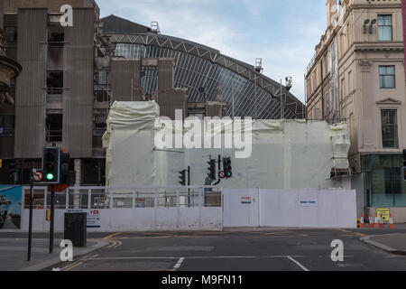 Il precedentemente nascosti anteriore in vetro della stazione di Glasgow Queen Street è parzialmente visibile ancora come l'edificio di fronte è demolito Foto Stock