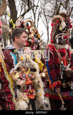La gente nei tradizionali costumi di carnevale al festival Kukeri kukerlandia Yambol, Bulgaria. I partecipanti dalla Moldavia Foto Stock