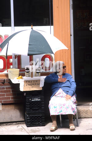 Il 'limonata lady' in Boston's North End in una calda giornata estiva (USA) Foto Stock
