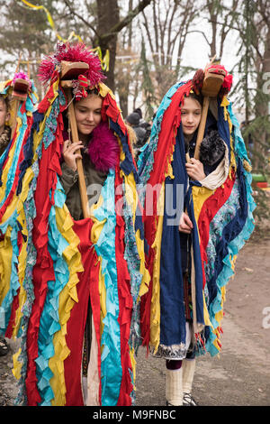 La gente nei tradizionali costumi di carnevale al festival Kukeri kukerlandia Yambol, Bulgaria. I partecipanti provenienti dalla Romania Foto Stock