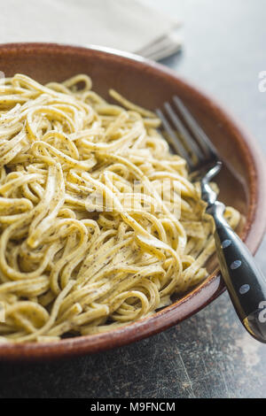 La pasta italiana i tagliolini con tartufi in piastra. Foto Stock