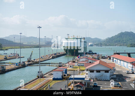 Panama City, Panama - marzo 2018: nave da carico al Canale di Panama, Miraflores Locks, Panama City Foto Stock