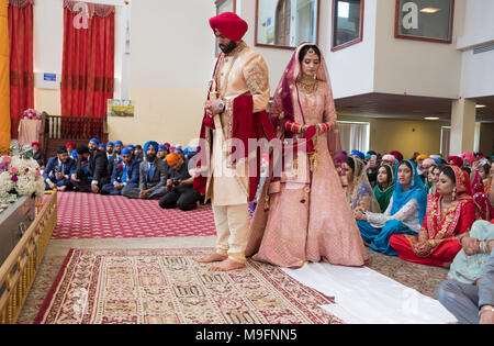 La sposa e lo sposo in un Sikh cerimonia di nozze in Richmond Hill, Queens New York. Foto Stock