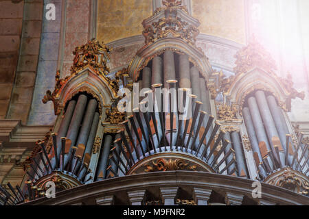 Organo nella chiesa cattolica con hotspot soleggiata , la religione e la musica Foto Stock