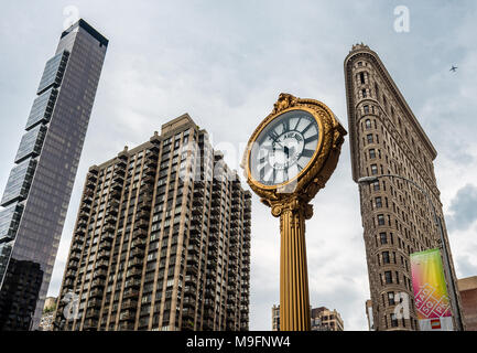 Vista di un edificio di Madison, Flatiron Building e la ghisa orologio sul marciapiede (al di fuori del centro di giocattoli), in Madison Square a Manhattan NYC. Foto Stock