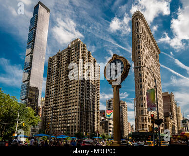 Vista di un edificio di Madison, Flatiron Building e la ghisa orologio sul marciapiede (al di fuori del centro di giocattoli), in Madison Square a Manhattan NYC. Foto Stock