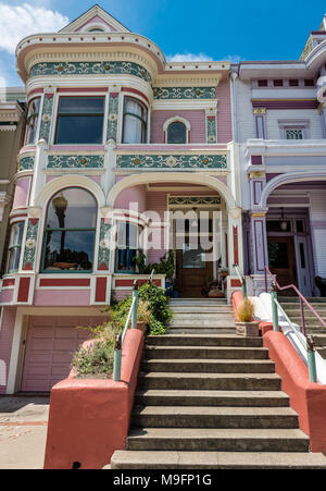 L'entrata e la facciata di stile vittoriano casa (a.k.a. Painted Ladies) in Scott Street, di fronte Alamo Park. San Franciso, CA, Stati Uniti d'America. Foto Stock