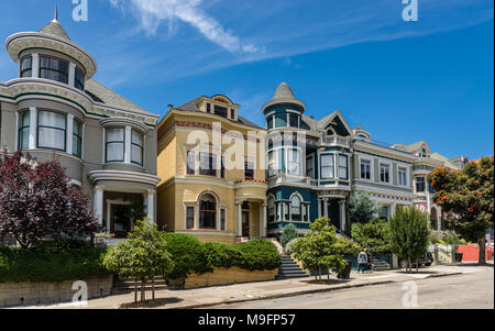 Il Painted Ladies in Scott Street, di fronte Alamo Park, a San Francisco, CA, Stati Uniti d'America. Foto Stock