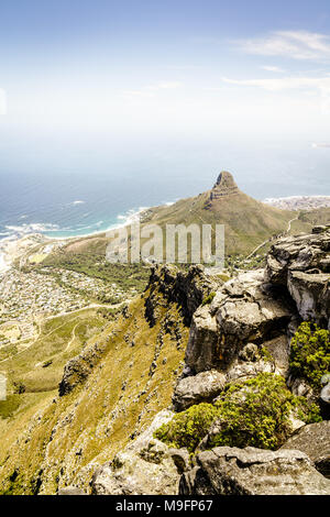 Vista di testa di leone montagna da Table Mountain a Cape Town, Sud Africa Foto Stock