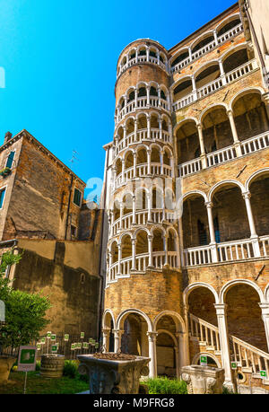 Venezia / Italia - Giugno 20, 2017: Vista di Palazzo Contarini del Bovolo con multi arch scala a spirale. La scala che conduce ad un portico, fornendo un Foto Stock