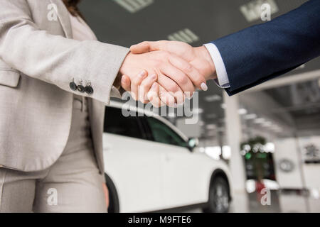 La gente di affari stringono le mani vicino fino Foto Stock
