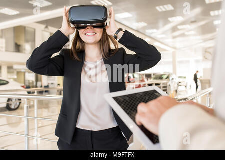 Piuttosto giovane donna godendo VR Foto Stock