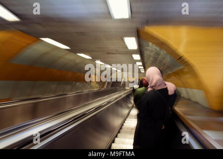 Movimento sfocate immagini di persone su una scala mobile nella metropolitana di Istanbul. Foto Stock