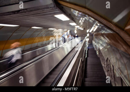 Movimento sfocate immagini di persone su una scala mobile nella metropolitana di Istanbul. Foto Stock