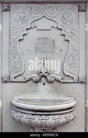 Storico fontana di acqua dall'Impero Ottomano volte a Istanbul. Foto Stock