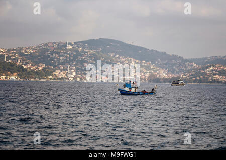 Alle tradizionali piccole barche da pesca sulla lo stretto del Bosforo a Istanbul. Foto Stock