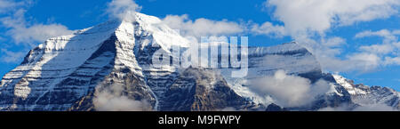 42,648.07131 stupendo e raro Panorama di quasi il cielo azzurro e innevate vette Mt Robson, British Columbia, Canada Foto Stock