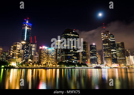 Luna al primo quarto sopra la città di Brisbane durante EARTH HOUR 2018 Foto Stock