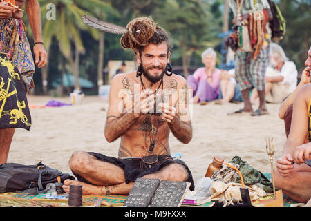 Artista di gioielli la vendita della sua arte presso Kudli beach, Gokarna, Karnataka, India, 10 Gennaio 2018 Foto Stock