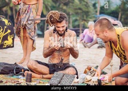 Artista di gioielli la vendita della sua arte presso Kudli beach, Gokarna, Karnataka, India, 10 Gennaio 2018 Foto Stock