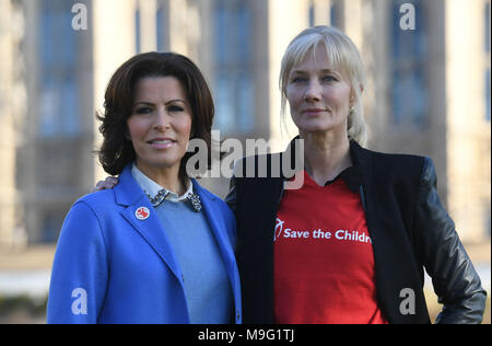 Natasha Kaplinsky e Joely Richardson (destra) in mano a salvare i bambini Petizione con oltre 60.000 firme per il Foreign Office, invitando il governo a sospendere la vendita di armi in Arabia Saudita a torre di Victoria Gardens a Londra. Foto Stock