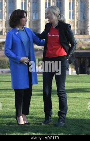 Natasha Kaplinsky e Joely Richardson (destra) in mano a salvare i bambini Petizione con oltre 60.000 firme per il Foreign Office, invitando il governo a sospendere la vendita di armi in Arabia Saudita a torre di Victoria Gardens a Londra. Foto Stock